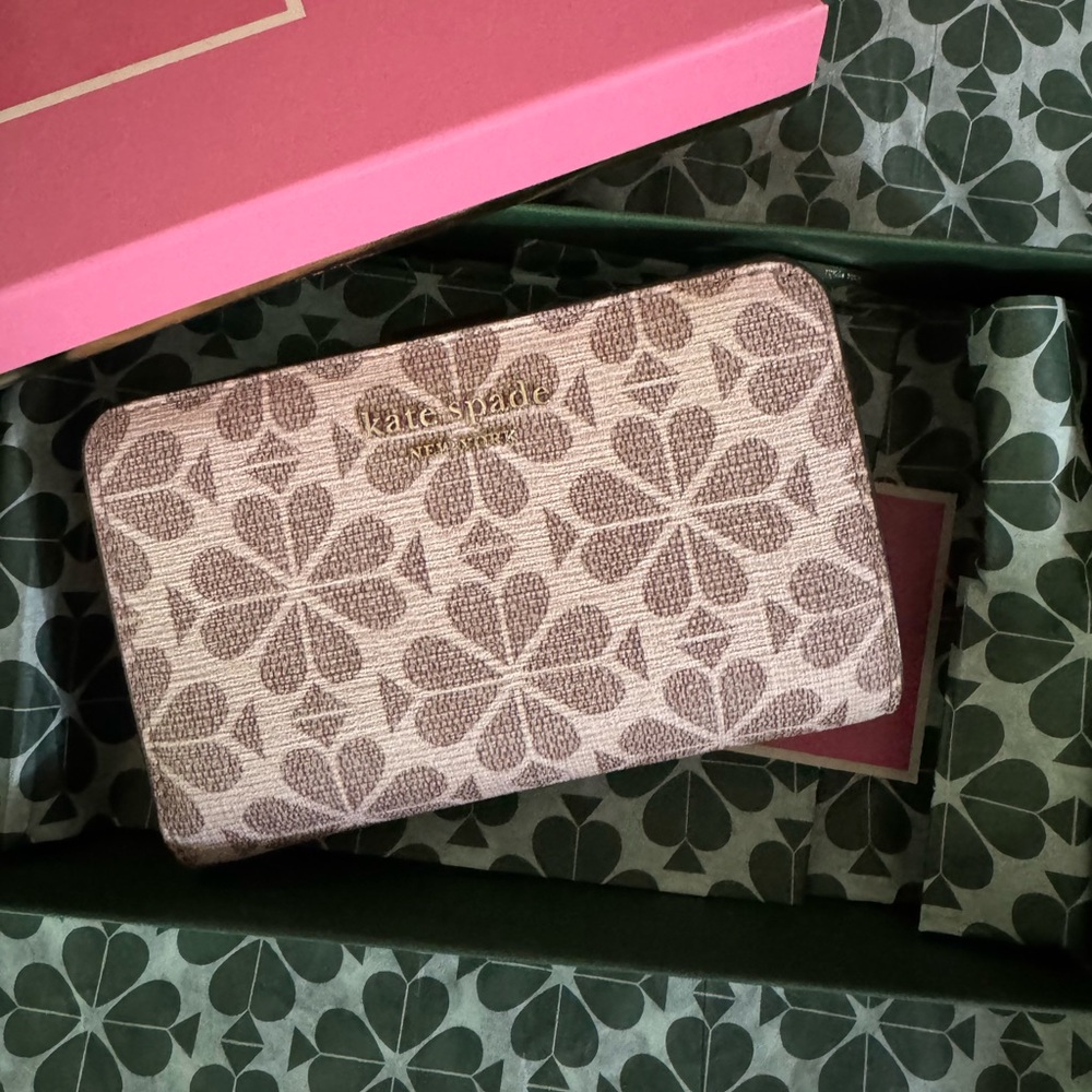 Kate Spade Spade Flower Medium Bifold Wallet- light purple
Barely used -like New